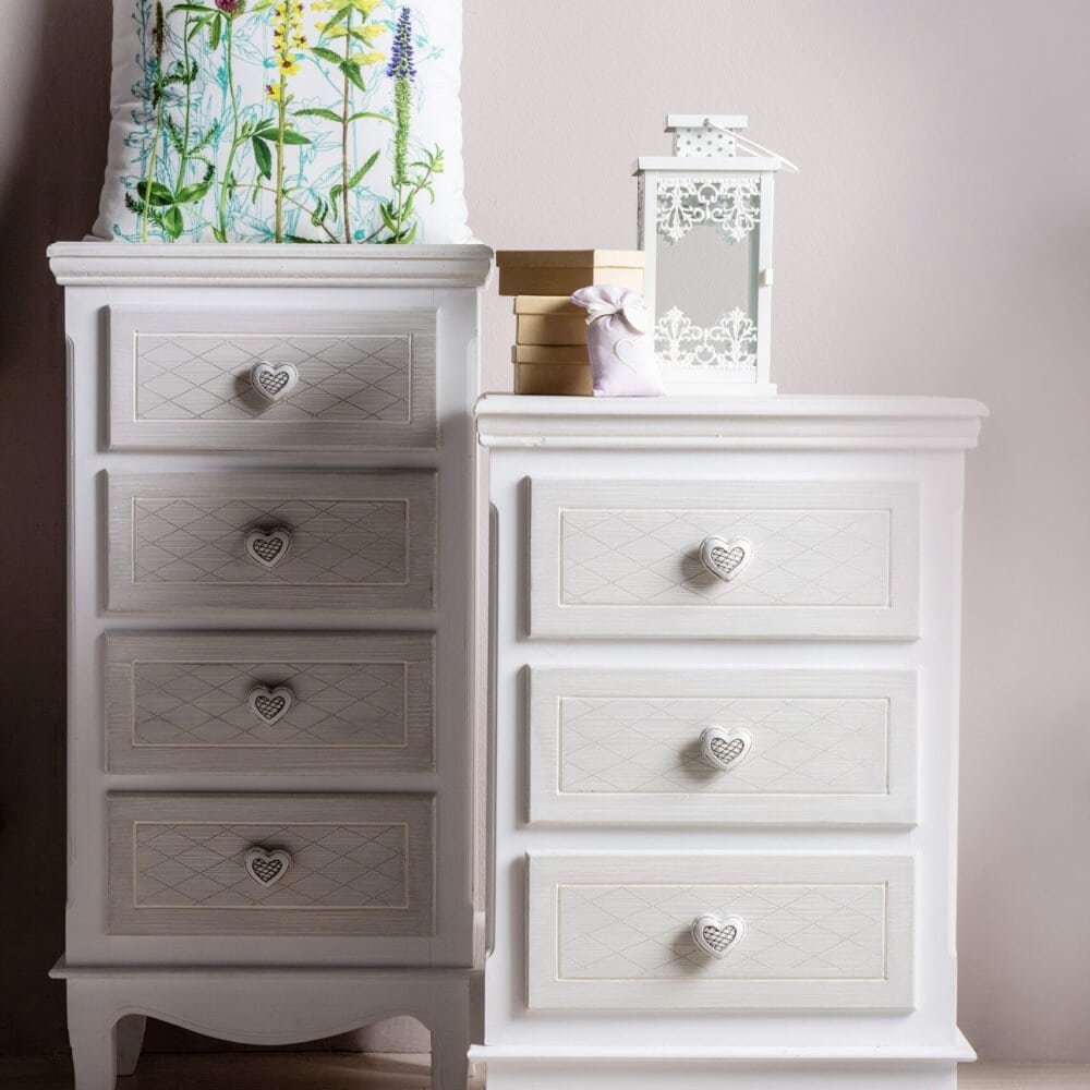 Elegante composizione di armadi bianchi in stile vintage con maniglie a cuore.