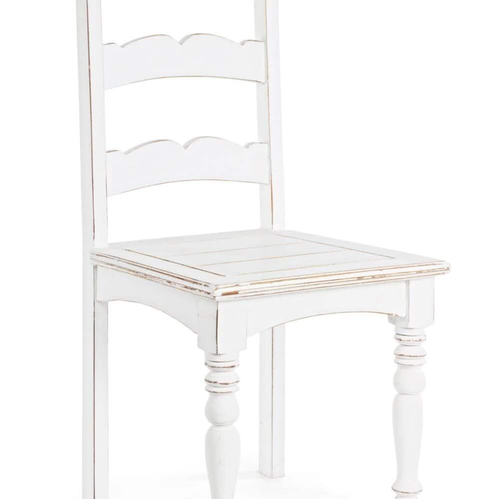 Sedia di legno bianca vintage con dettagli shabby chic e dettagli decorativi.