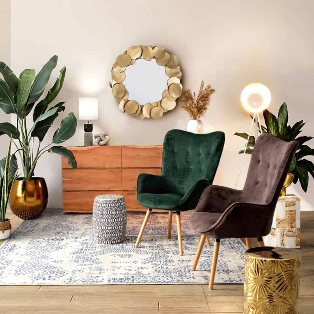 Soggiorno con poltrone velluto verde e marrone, arredi di design, piante e decorazioni eleganti.