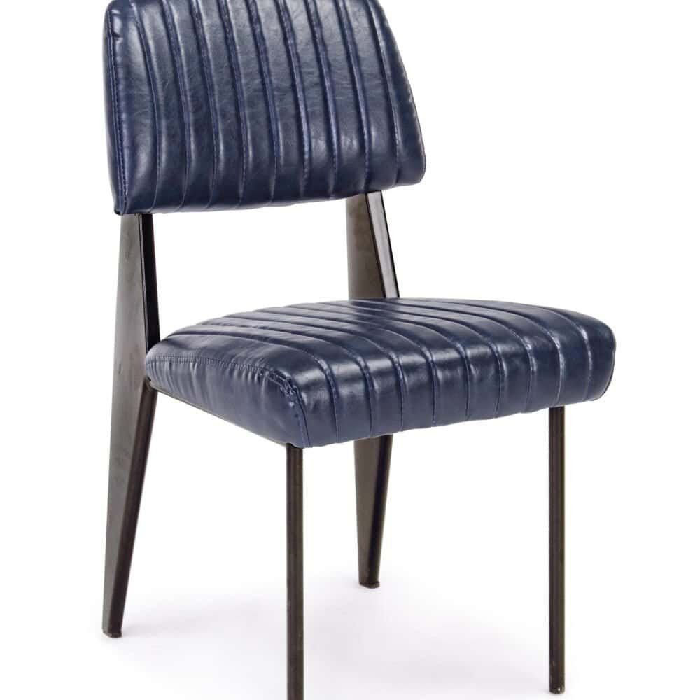 Sedia in pelle blu con struttura in metallo nero, stile retrò e design elegante. Perfetta per interni moderni o vintage.