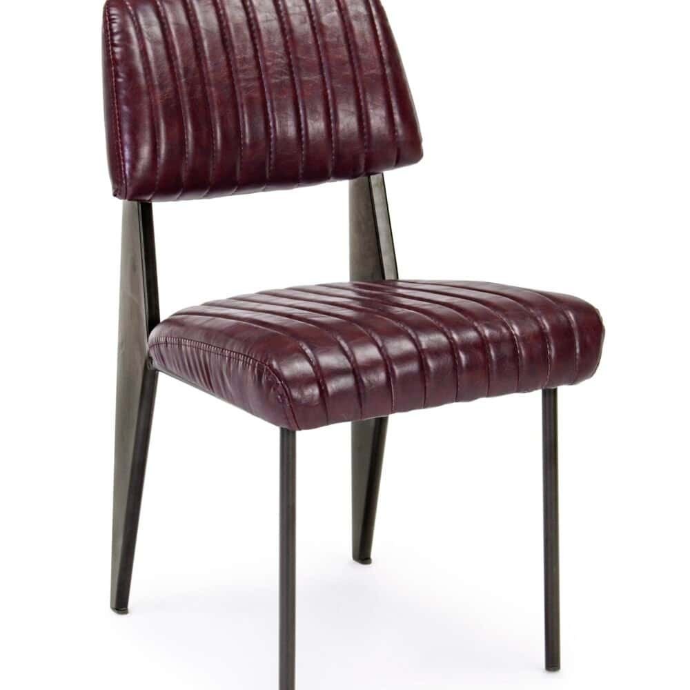 Sedia moderna in pelle rossa con struttura in metallo, stile elegante e retrò. Perfetta per ambienti di design e comfort.