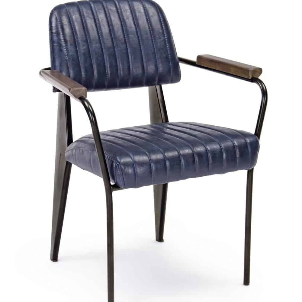 Sedia in pelle blu con struttura in metallo e braccioli in legno, stile retrò e elegante.