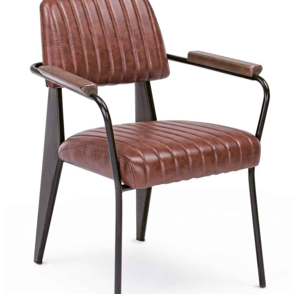 Sedia in stile vintage con struttura in metallo, seduta e schienale in pelle marrone, braccioli in legno.