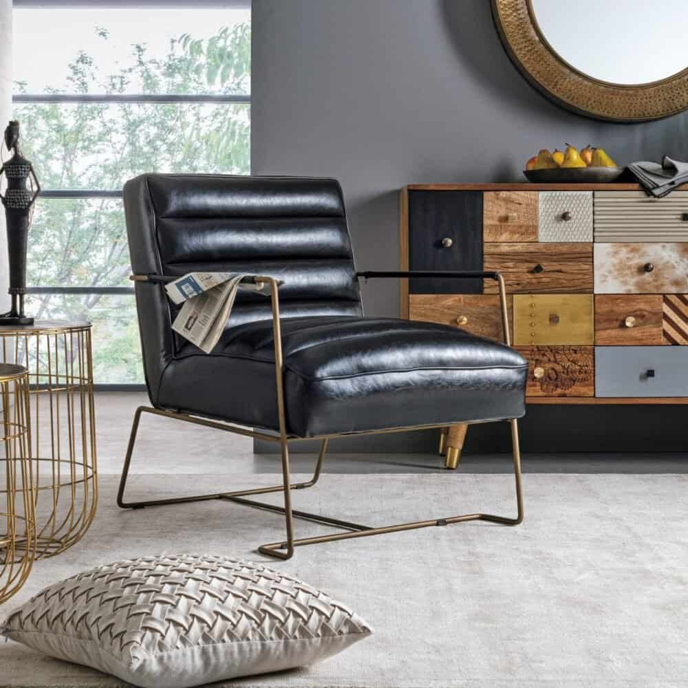 Sedia moderna in pelle nera con struttura in metallo dorato, perfetta per ambienti eleganti.