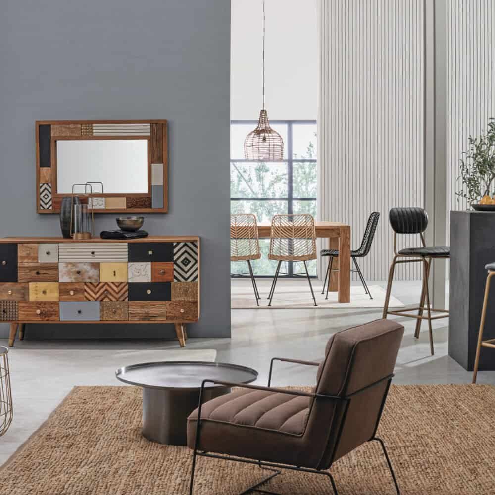 Mobili in stile scandinavo e dettagli di design moderno per soggiorno elegante.