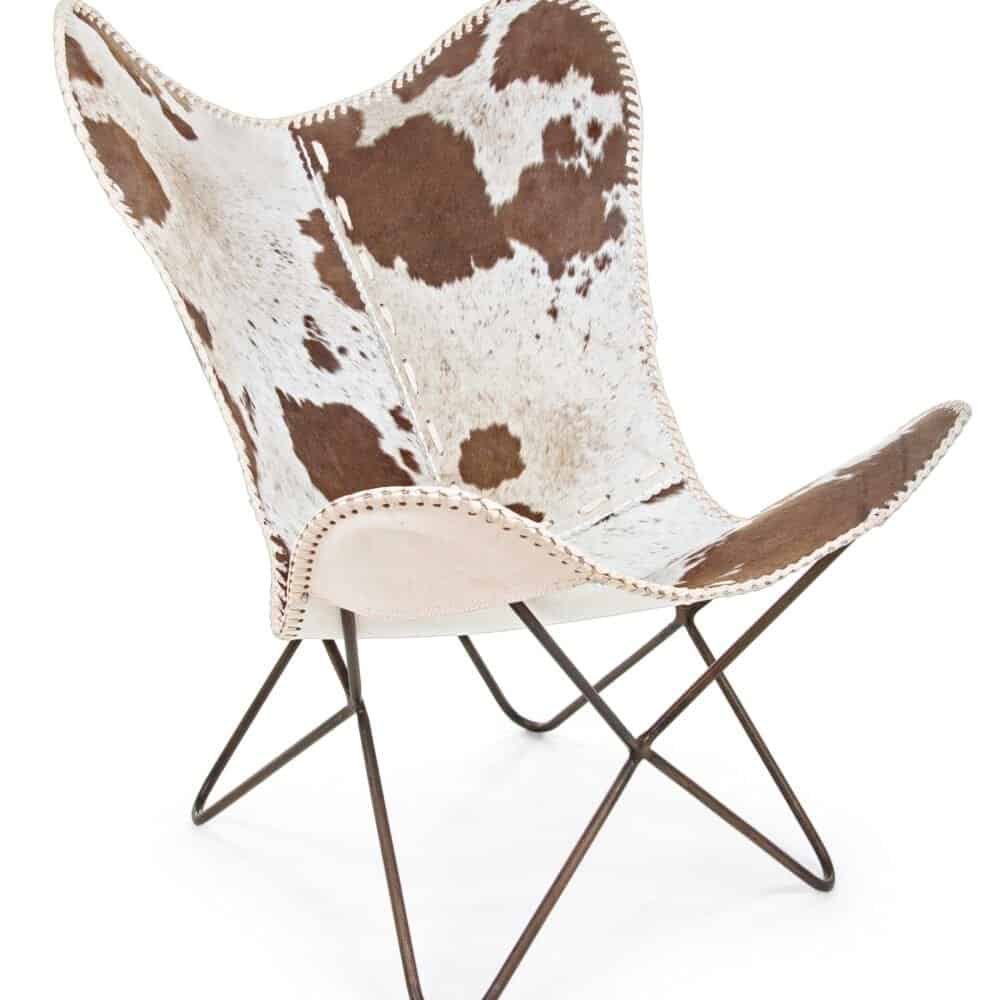 Sedia in pelle di mucca con struttura in metallo, perfetta per un look rustico e moderno.