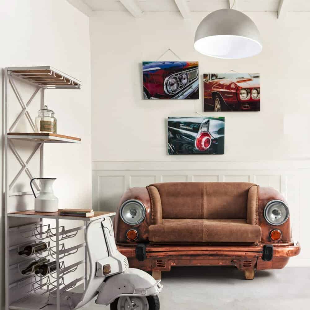 Arte con auto classiche, stile industriale, decorazioni vintage e mobili eleganti in un living sofisticato.