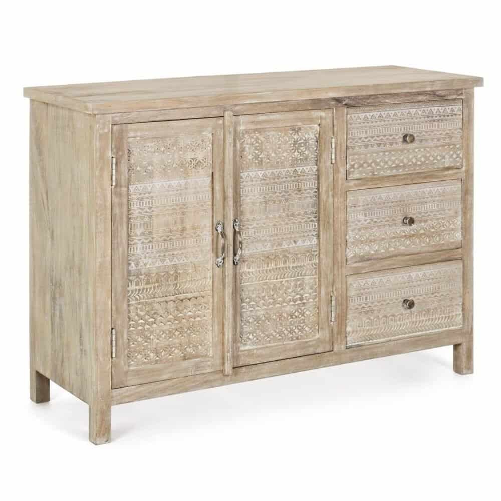 Cassettiera vintage in legno chiaro con decorazioni intagliate e maniglie in metallo. Perfetta per arredo rustico ed etnico.