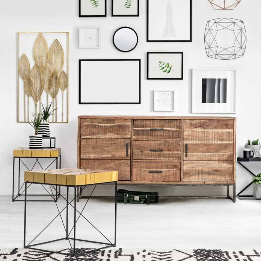 Fantastica composizione di arredi e decorazioni per interni eleganti e di tendenza.