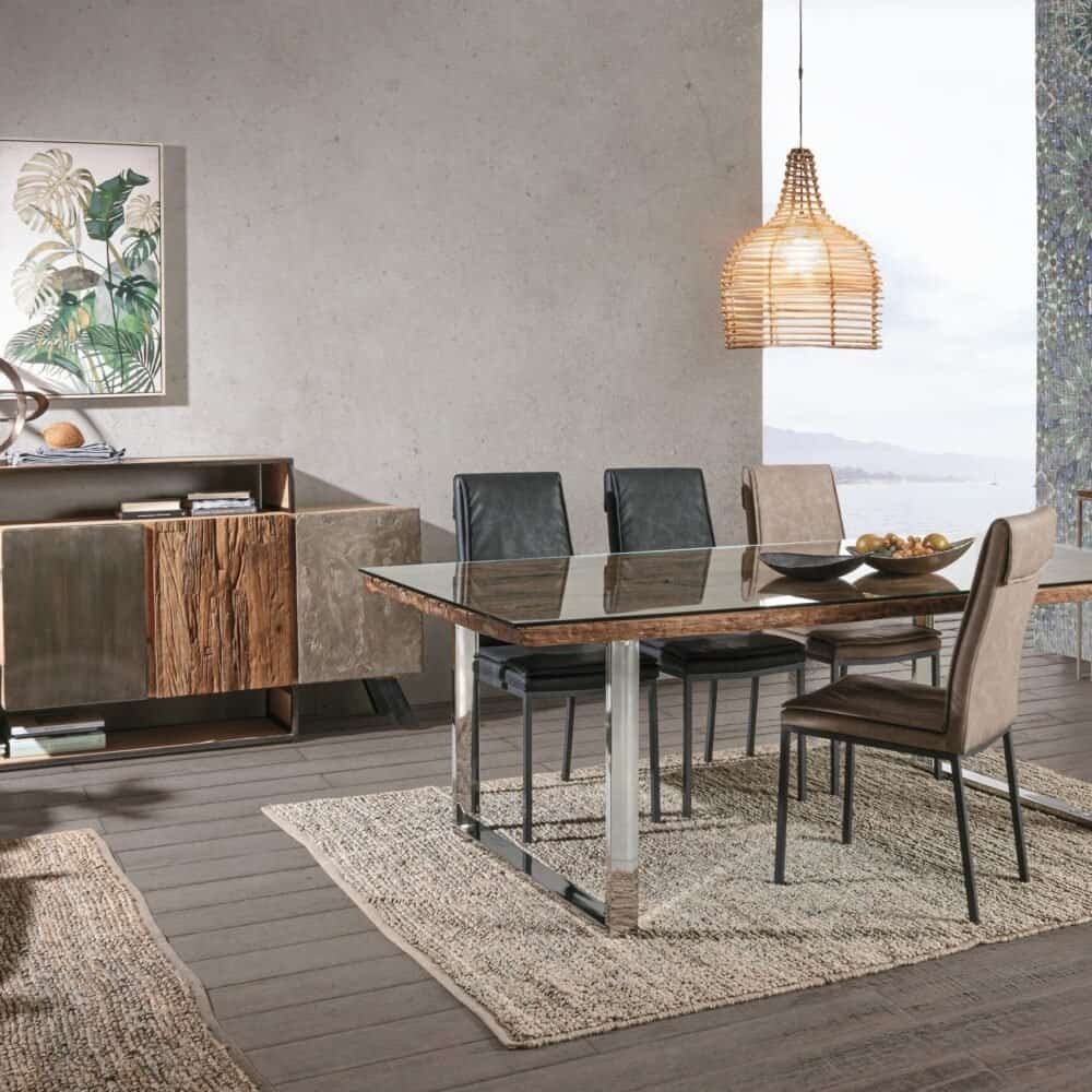 Tavolo in vetro e legno con sedie in stile contemporaneo in una sala da pranzo elegante.