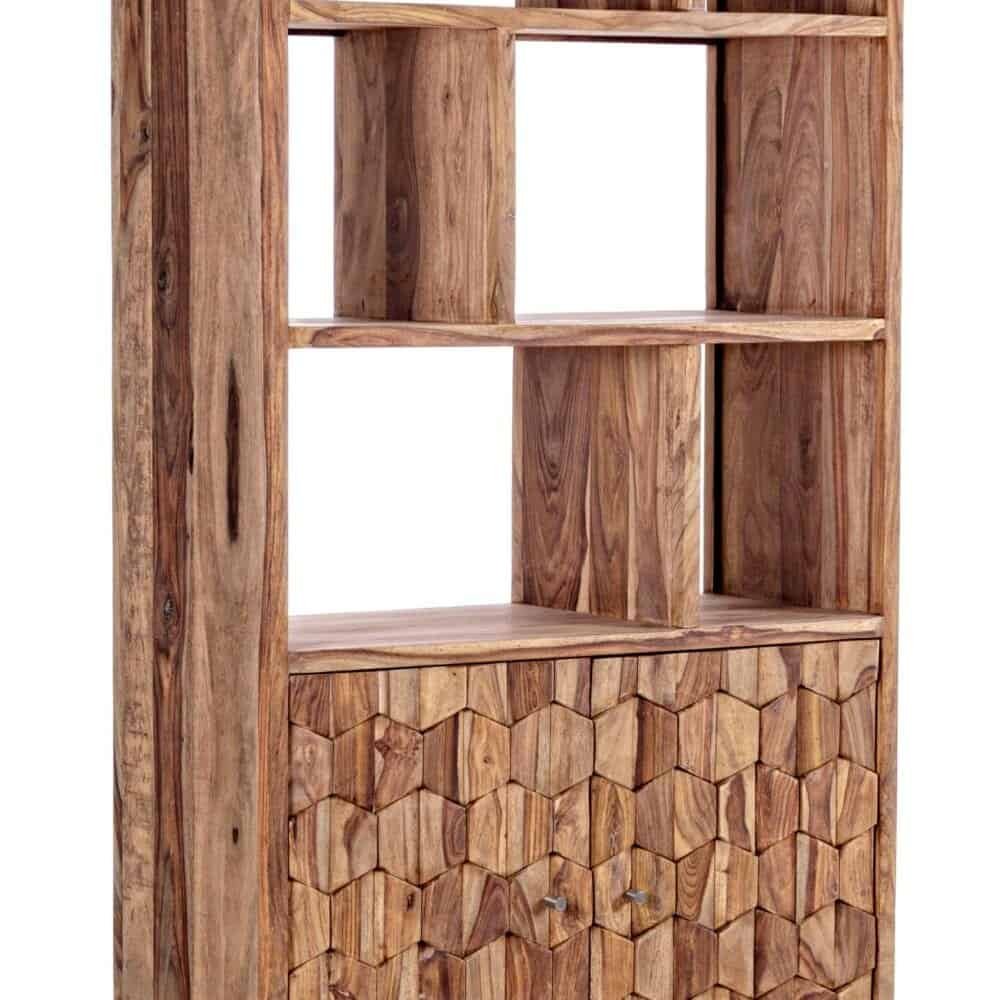 Estante in legno con scomparti e armadietto decorato con motivo esagonale, stile vintage e artigianale.