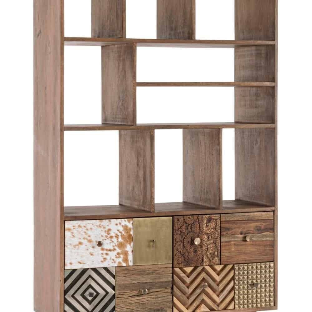 Vetrina in legno naturale con cassetti decorativi e ripiani aperti, stile vintage e moderno.
