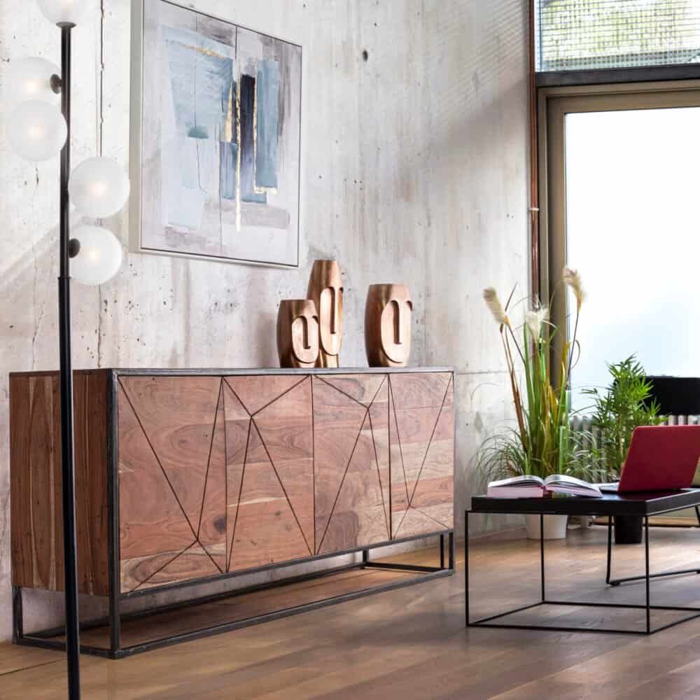 Mobile in legno con design geometrico, perfetto per un living di stile moderno e naturale.