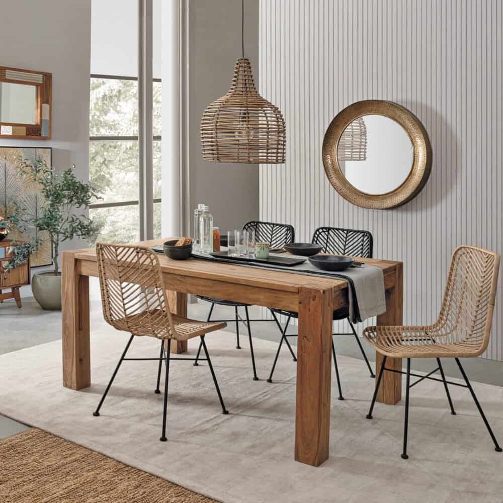 Sedia in rattan e legno, tavolo in legno massiccio, arredamento moderno e naturale.
