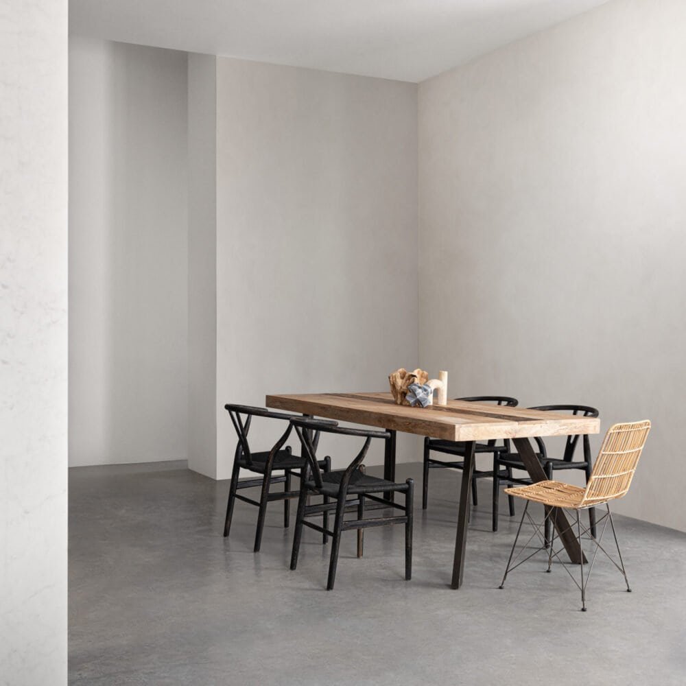 Ampia sala da pranzo con tavolo in legno naturale e sedie nere, design minimalista, perfetta per ambienti moderni e sofisticati.