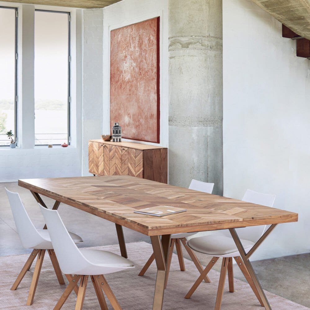 Design di interni con tavolo in legno.