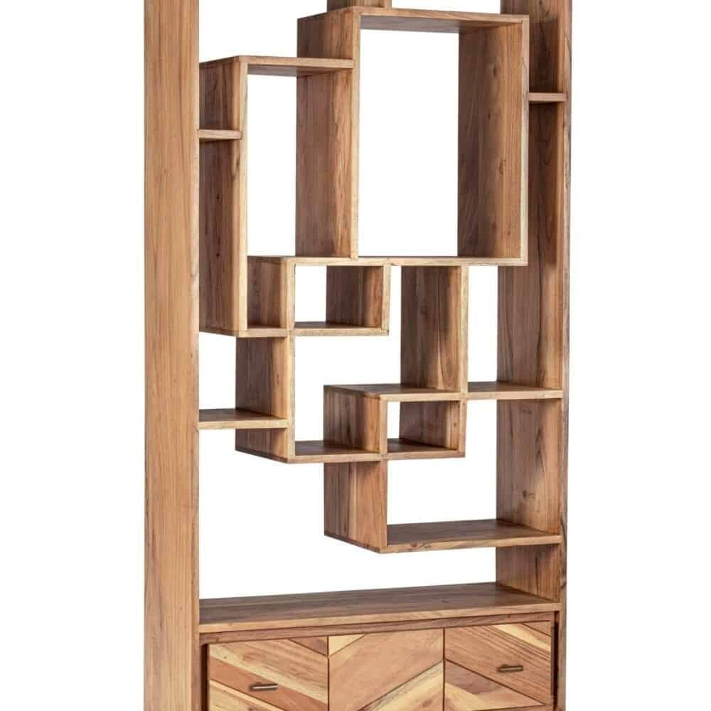 Libreria in legno con mensole geometriche, stile contemporaneo e pratico spazio per oggetti.