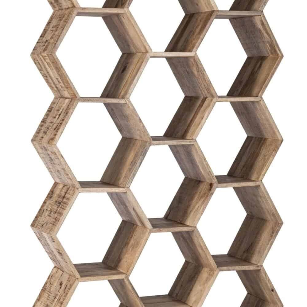 Estanteria moderna in legno con forma esagonale, ideale per decorazioni e storage in casa o ufficio.