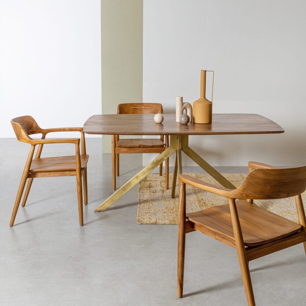 Tavolo in legno con sedie di design, arredamento moderno e minimalista per casa o ufficio.