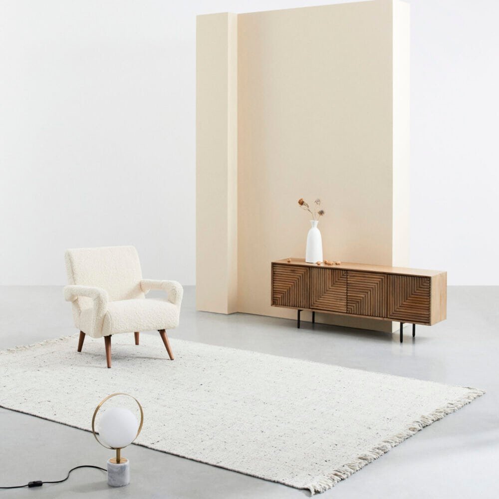 Elegante lampada da tavolo in stile moderno, decorazione semplice e raffinata.