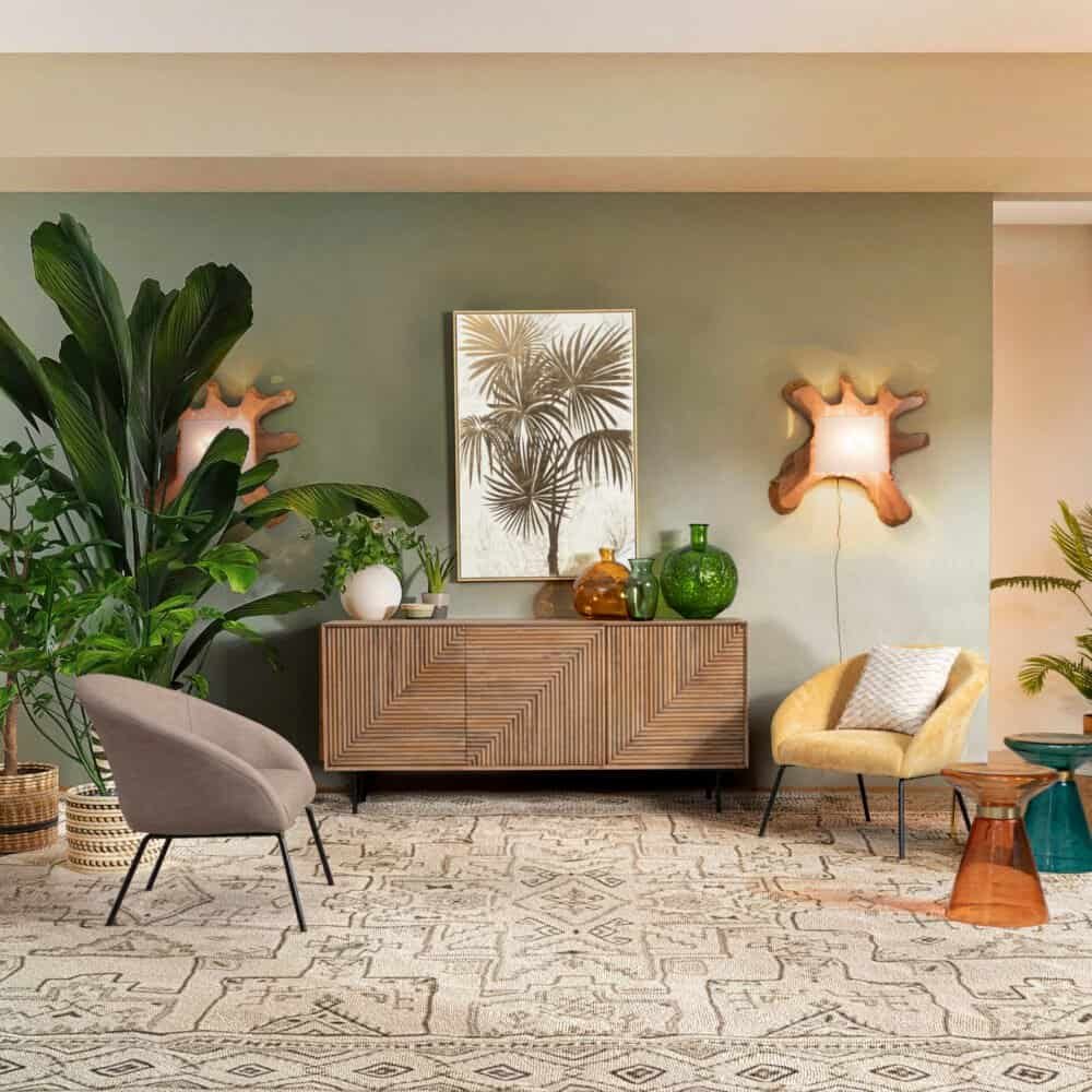 Decorazione moderna con piante verdi e arredi di design.