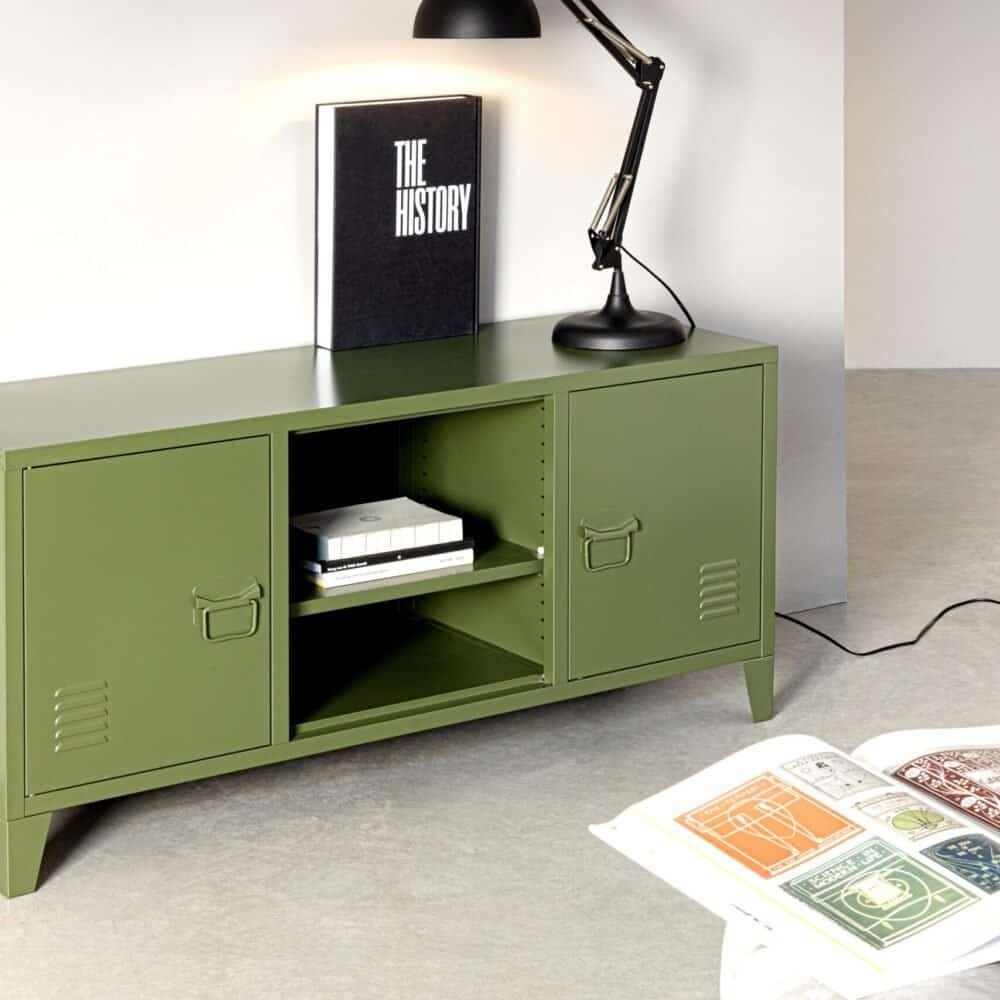 Libreria verde con dettagli industrial, perfetta per arredo moderno e funzionale.