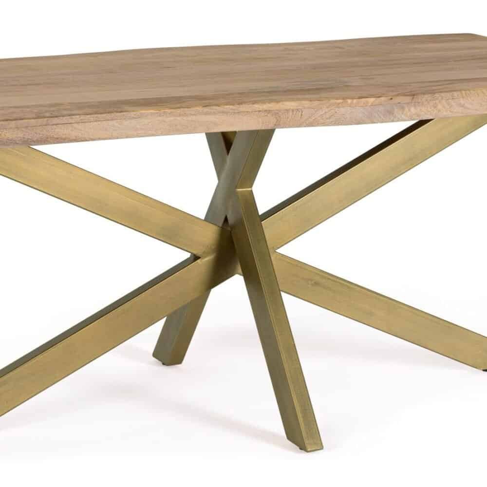 Mobili da pranzo moderni con tavolo in legno e gambe in metallo dorato.