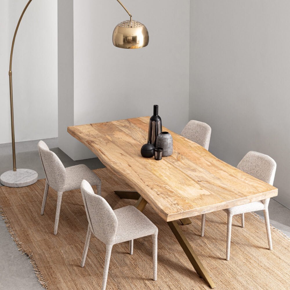 Tavolo in legno naturale con sedie beige, lampada da terra elegante in soggiorno moderno.