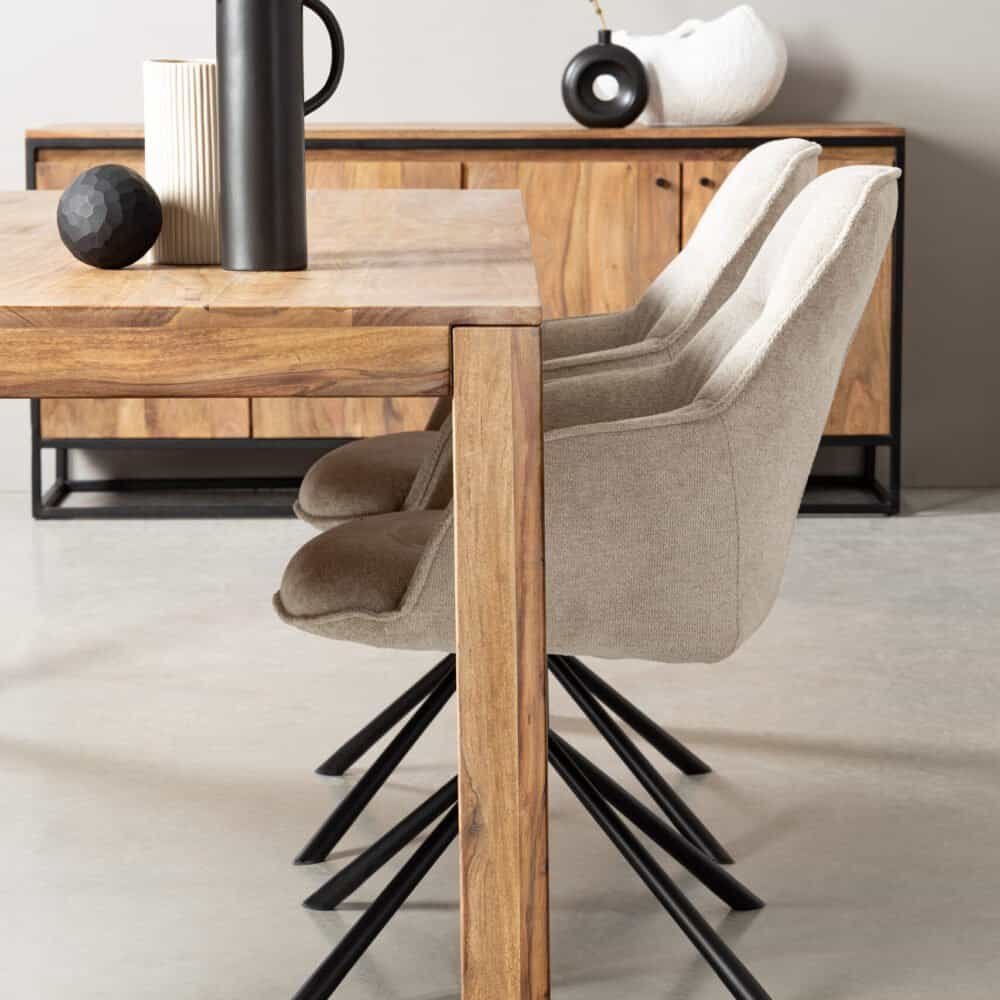 Descrizione visiva di un tavolo in legno con sedie beige fogliate e decorazioni minimaliste, stile moderno e di design.