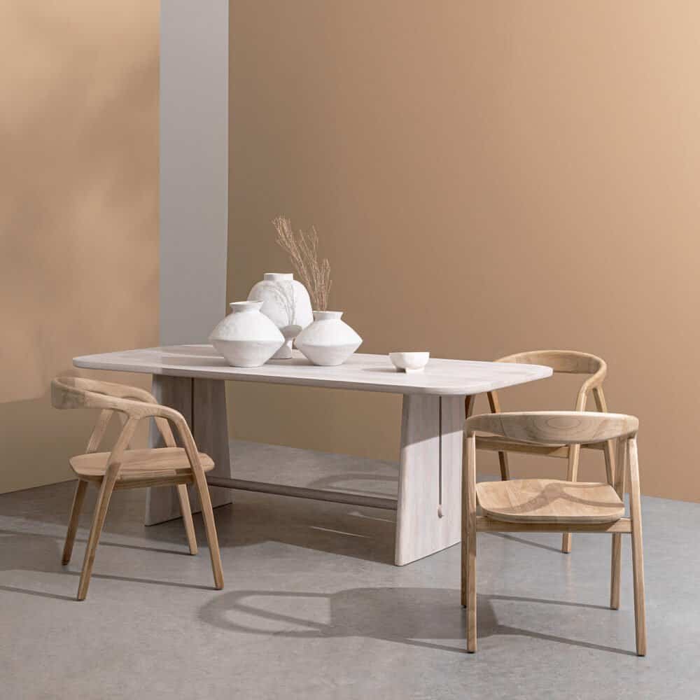 Vetroresina: tavolo in legno naturale con sedie in stile scandinavo.