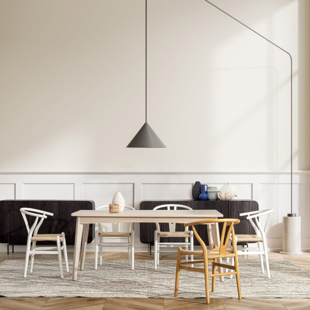 Sedia moderna e tavolo in stile scandinavo in una sala luminosa con grandi finestre.