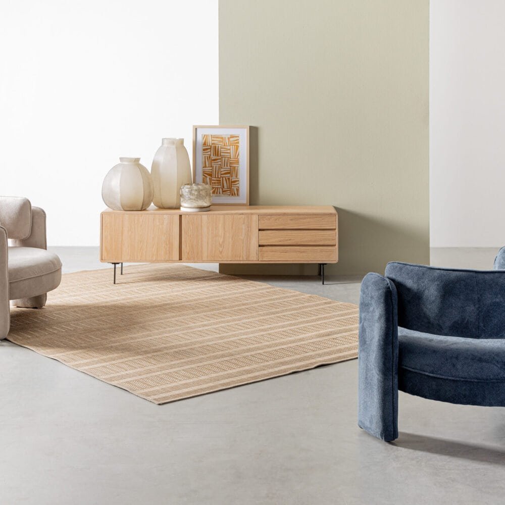 Sedie lounge moderne in tessuto beige e blu in ambiente minimalista elegante.
