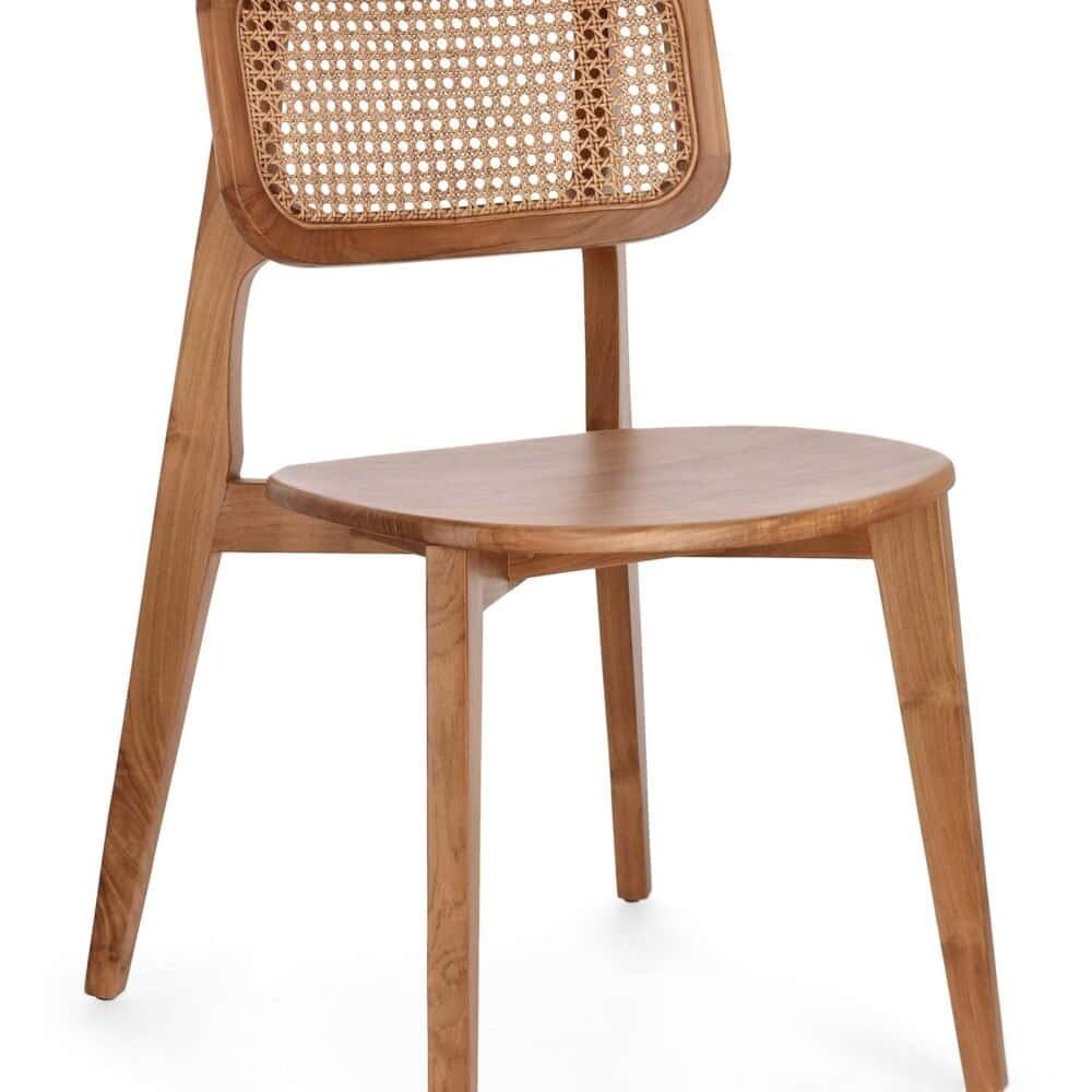 Sedia in legno con schienale in rattan naturale, design elegante e confortevole per interni ed esterni.