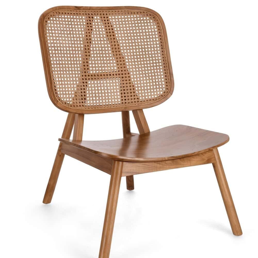 Sedia in legno con seduta e schienale in paglia, design elegante e naturale.