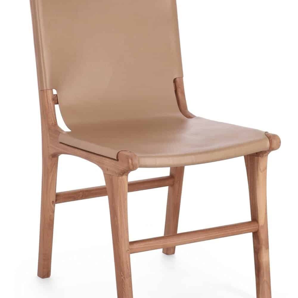 Sedia in legno e pelle naturale, design moderno, perfetta per ambienti eleganti e confortevoli.