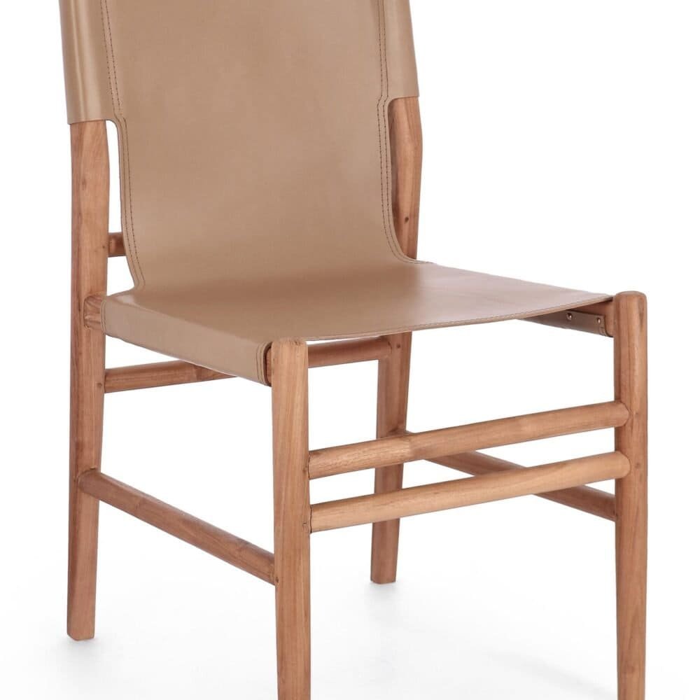 Sedia moderna in legno con seduta e schienale in pelle avana, stile minimalista e di alta qualità.