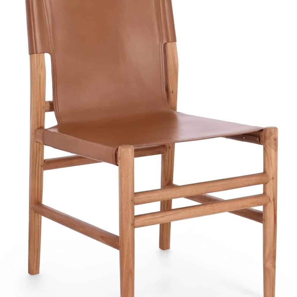 Sedia di design in pelle e legno con schienale alto e struttura robusta.