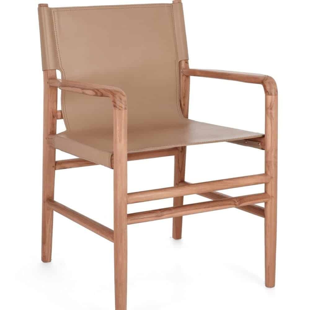 Sedia moderna in pelle beige con struttura in legno massello, perfetta per arredi di design e comfort.