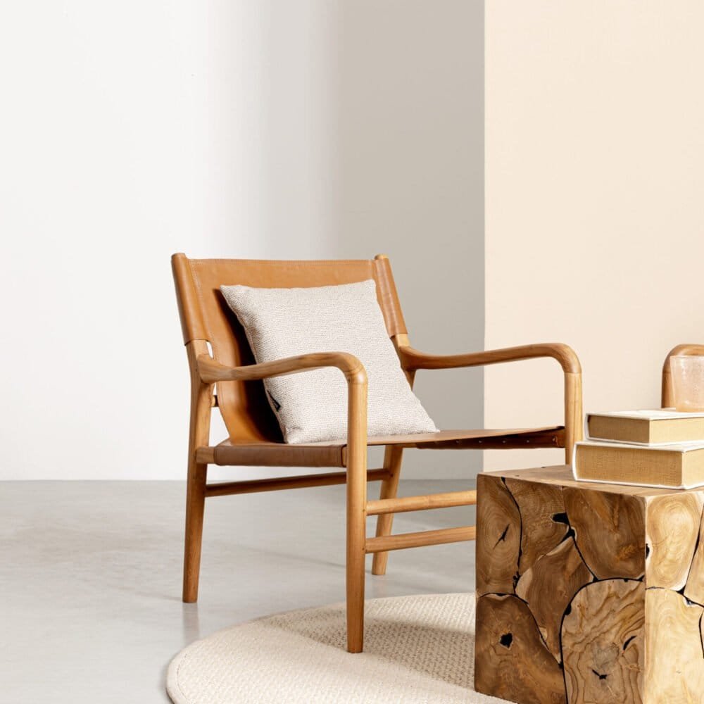 Sedia in legno naturale con cuscino beige, ideale per decorare ambienti con stile minimalista e caldo.