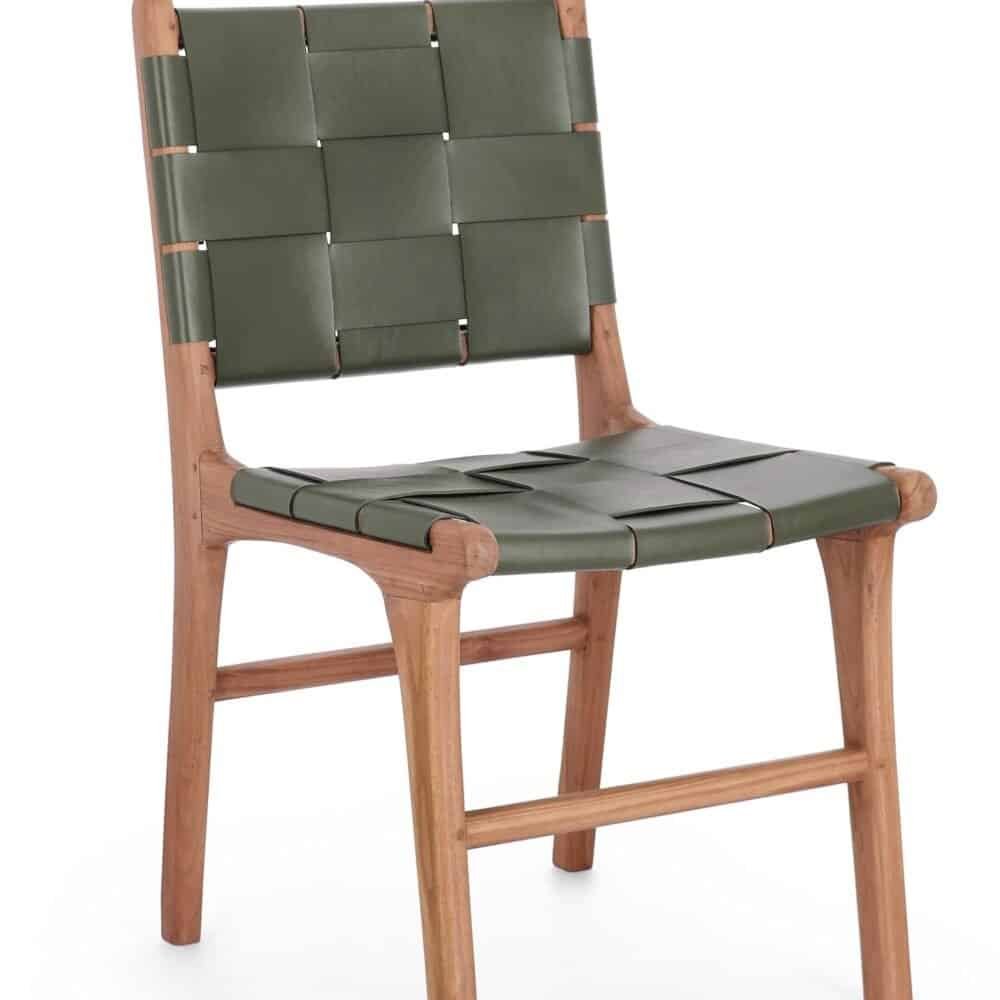 Sedia di design con struttura in legno e finiture in pelle verde, ideale per interni eleganti e confortevoli.