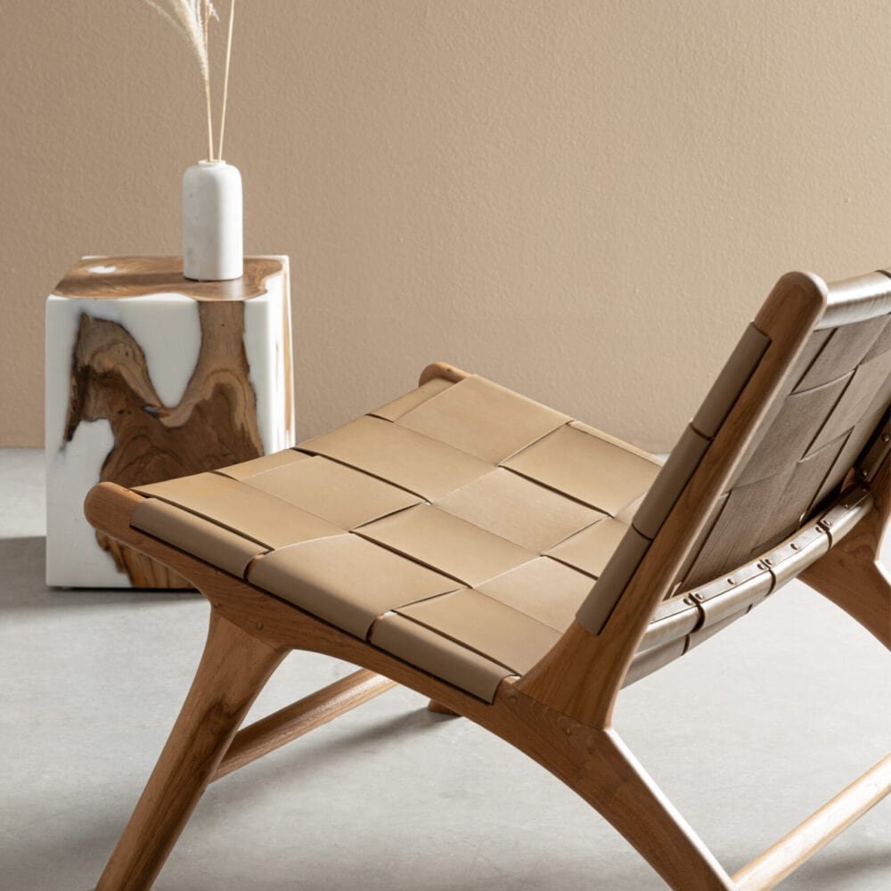 Sedia moderna in legno con seduta in cuoio intrecciato, stile minimalista e naturale.