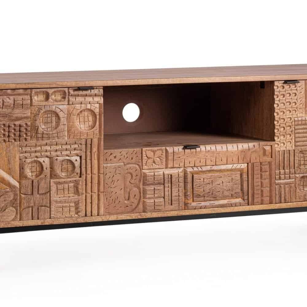 Console TV in legno con dettagli incisi, stile moderno e funzionale per arredo di tendenza.