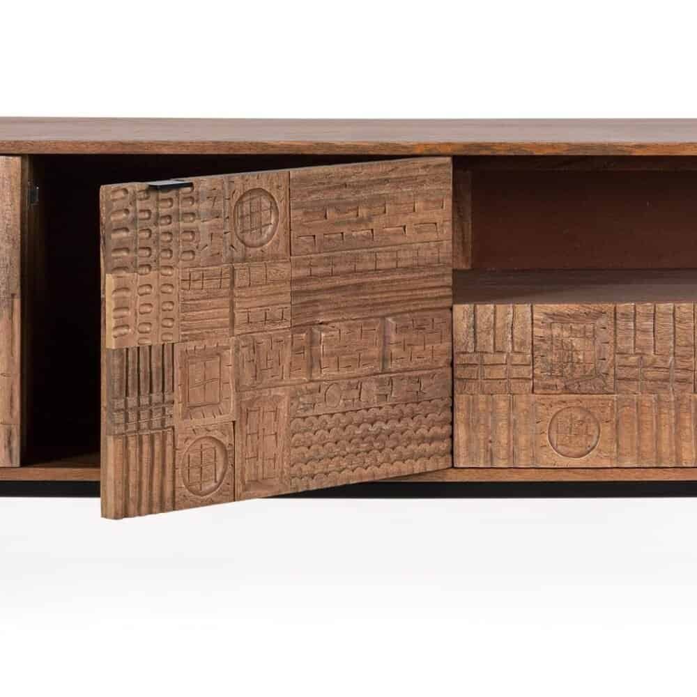 Testo alternativo: Mobile TV in legno con incisioni artistiche, design contemporaneo e stile elegante.