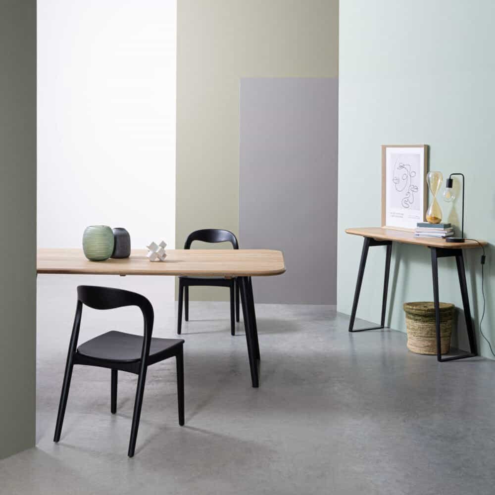 Sedie e tavolo minimalisti in stile contemporaneo con dettagli di arredamento sofisticato.