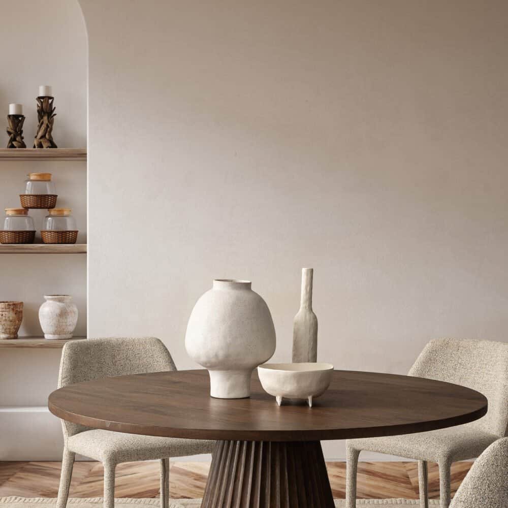 Decorazioni di stile minimalistico con vasi in ceramica e arredo di design.