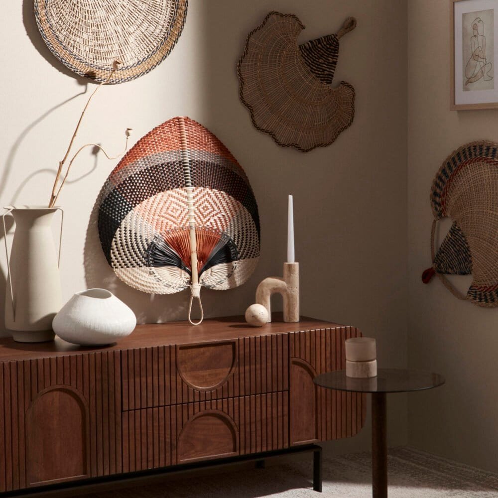 Immagine di cesti in vimini decorativi appesi e su mobile, arredo casa boho chic.