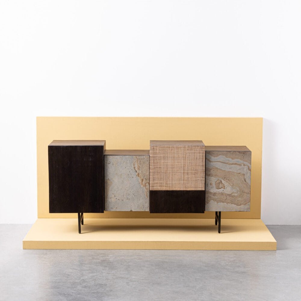 Mobilia moderna in marmo e legno, mobile di design minimalista per salotto o ingresso.