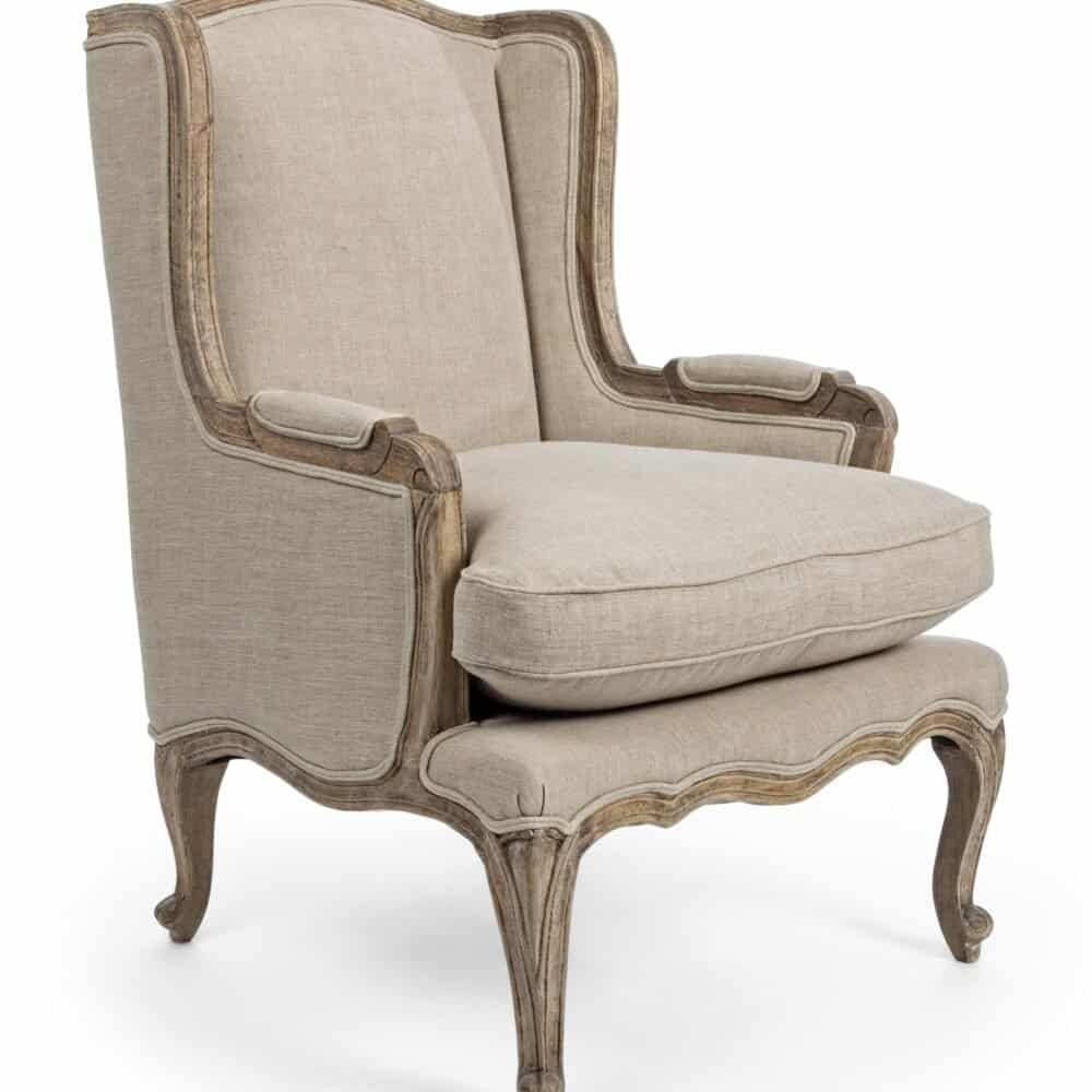 Poltrona vintage in legno con rivestimento beige, stile classico e dettagli eleganti.
