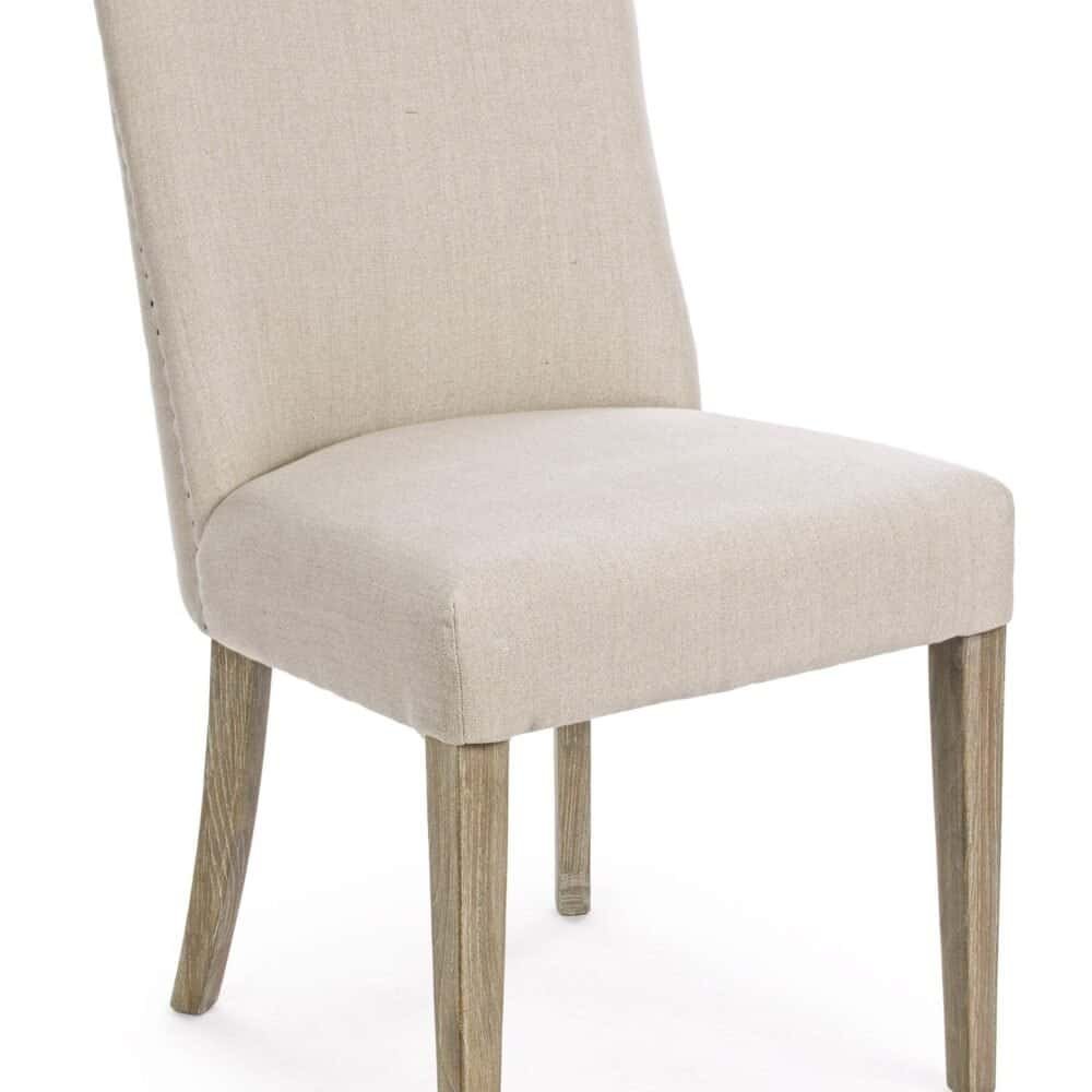 Sedia con rivestimento in tessuto beige e gambe in legno naturale elegante.