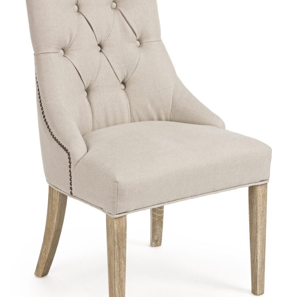 Sedia imbottita beige con gambe in legno, ideale per l'arredamento di casa e soggiorni.